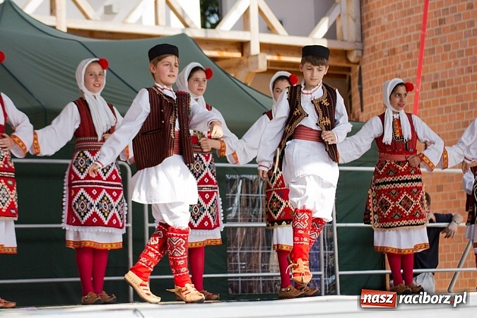 Zdjęcie w galerii na portalu naszraciborz.pl: Zamek kolorowy międzynarodowym folklorem wiadomości z regionu