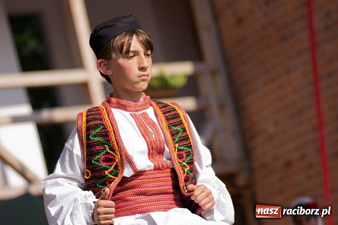 Zdjęcie w galerii na portalu naszraciborz.pl: Zamek kolorowy międzynarodowym folklorem wiadomości z regionu