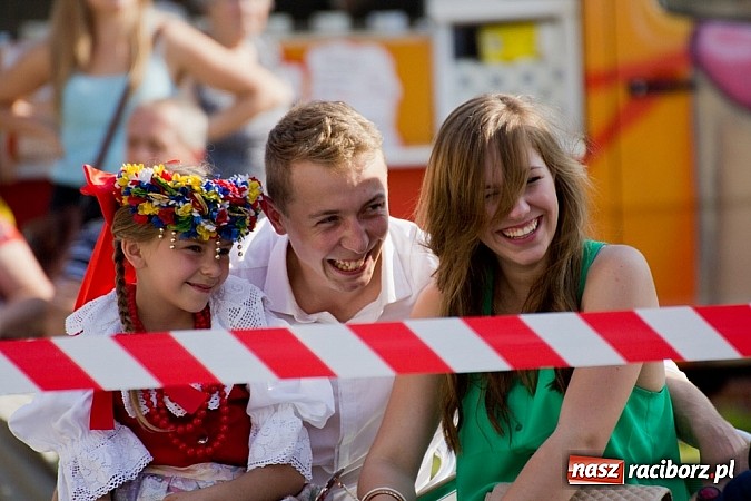 Zdjęcie w galerii na portalu naszraciborz.pl: Zamek kolorowy międzynarodowym folklorem wiadomości z regionu