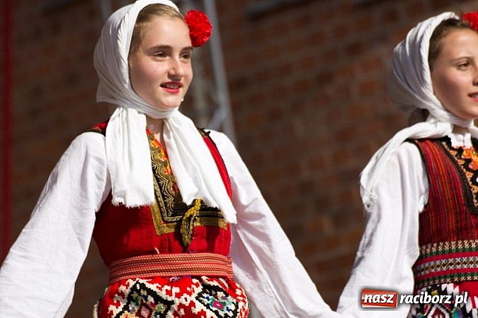 Zdjęcie w galerii na portalu naszraciborz.pl: Zamek kolorowy międzynarodowym folklorem wiadomości z regionu