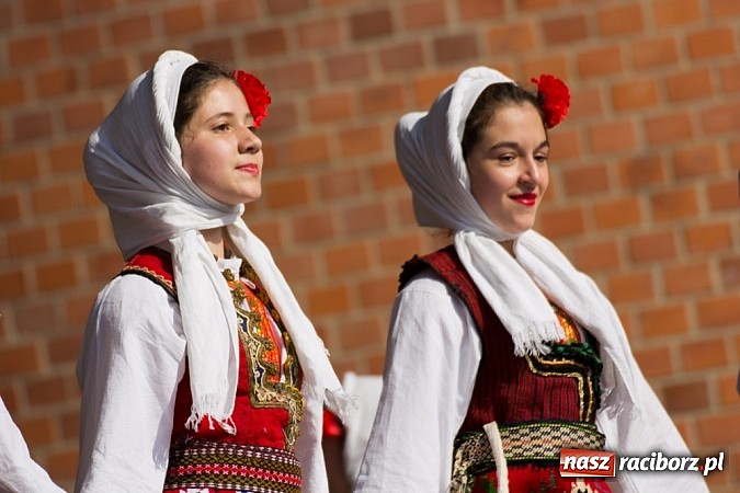 Zdjęcie w galerii na portalu naszraciborz.pl: Zamek kolorowy międzynarodowym folklorem wiadomości z regionu