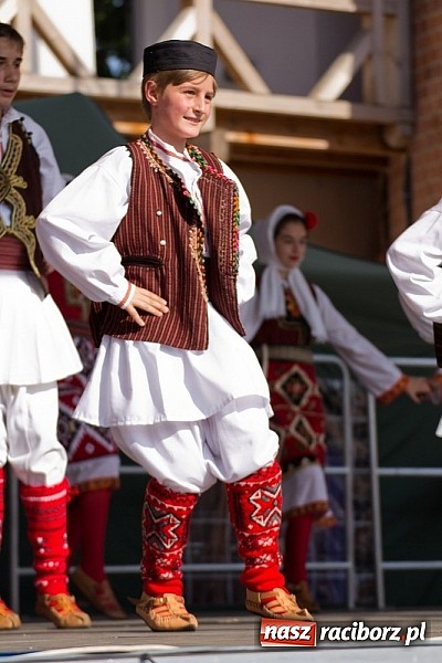 Zdjęcie w galerii na portalu naszraciborz.pl: Zamek kolorowy międzynarodowym folklorem wiadomości z regionu