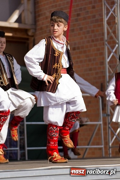 Zdjęcie w galerii na portalu naszraciborz.pl: Zamek kolorowy międzynarodowym folklorem wiadomości z regionu