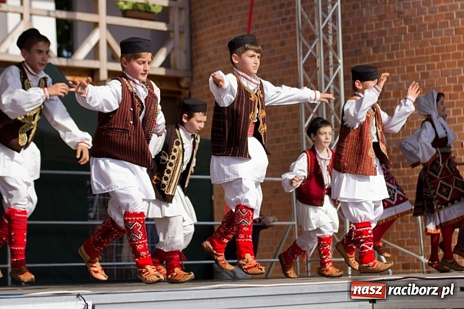 Zdjęcie w galerii na portalu naszraciborz.pl: Zamek kolorowy międzynarodowym folklorem wiadomości z regionu