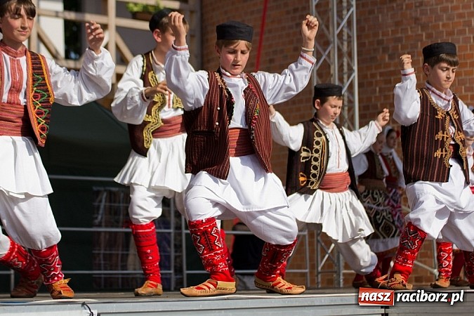 Zdjęcie w galerii na portalu naszraciborz.pl: Zamek kolorowy międzynarodowym folklorem wiadomości z regionu