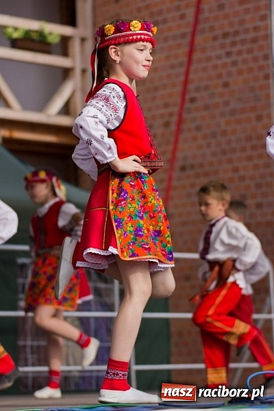 Zdjęcie w galerii na portalu naszraciborz.pl: Zamek kolorowy międzynarodowym folklorem wiadomości z regionu