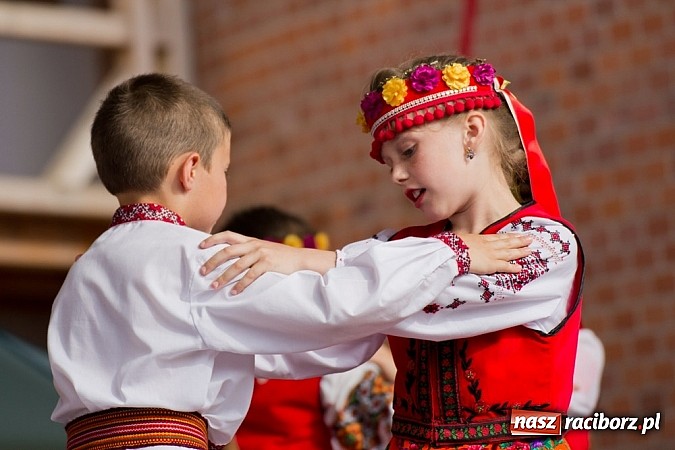 Zdjęcie w galerii na portalu naszraciborz.pl: Zamek kolorowy międzynarodowym folklorem wiadomości z regionu