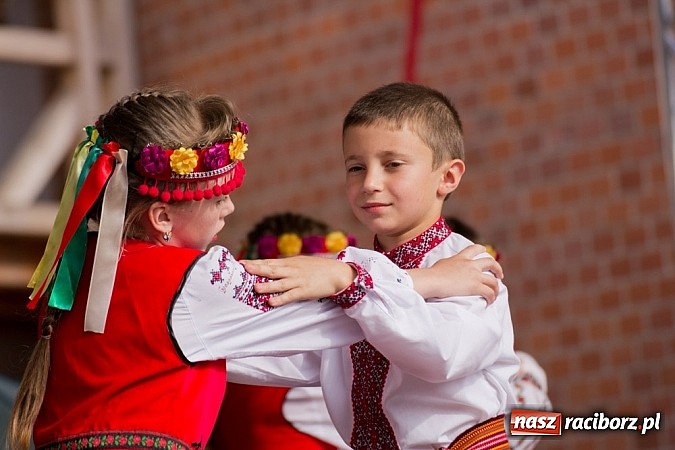 Zdjęcie w galerii na portalu naszraciborz.pl: Zamek kolorowy międzynarodowym folklorem wiadomości z regionu