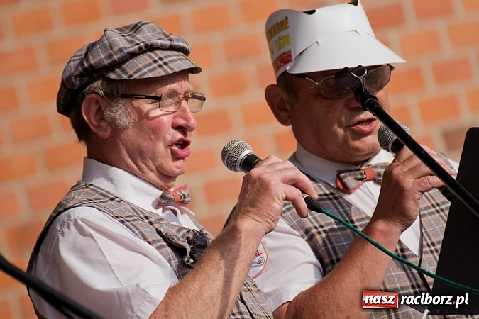 Zdjęcie w galerii na portalu naszraciborz.pl: Zamek kolorowy międzynarodowym folklorem wiadomości z regionu