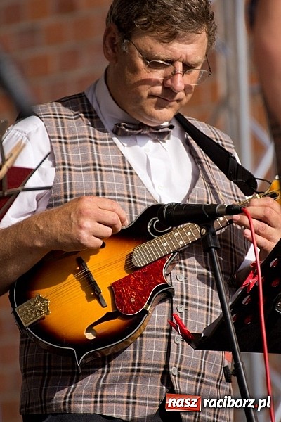 Zdjęcie w galerii na portalu naszraciborz.pl: Zamek kolorowy międzynarodowym folklorem wiadomości z regionu