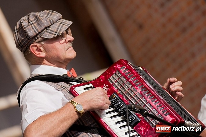 Zdjęcie w galerii na portalu naszraciborz.pl: Zamek kolorowy międzynarodowym folklorem wiadomości z regionu