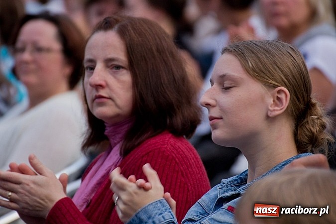 Zdjęcie w galerii na portalu naszraciborz.pl: Mocny początek festiwalu Spotkałem Pana wiadomości z regionu