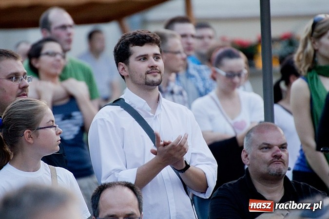 Zdjęcie w galerii na portalu naszraciborz.pl: Mocny początek festiwalu Spotkałem Pana wiadomości z regionu