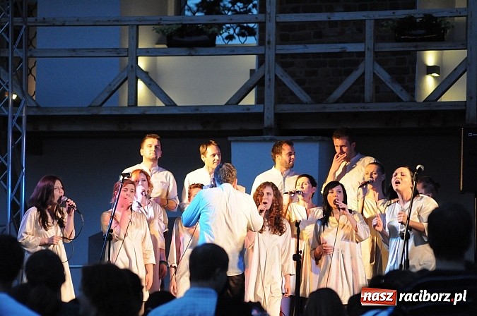 Zdjęcie w galerii na portalu naszraciborz.pl: Mocny początek festiwalu Spotkałem Pana wiadomości z regionu