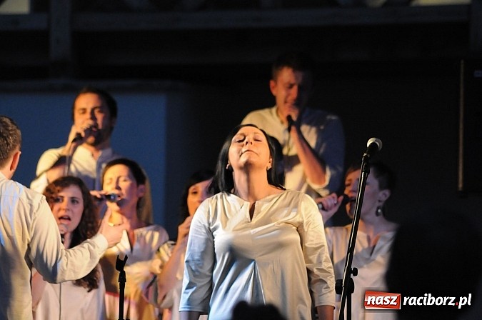 Zdjęcie w galerii na portalu naszraciborz.pl: Mocny początek festiwalu Spotkałem Pana wiadomości z regionu