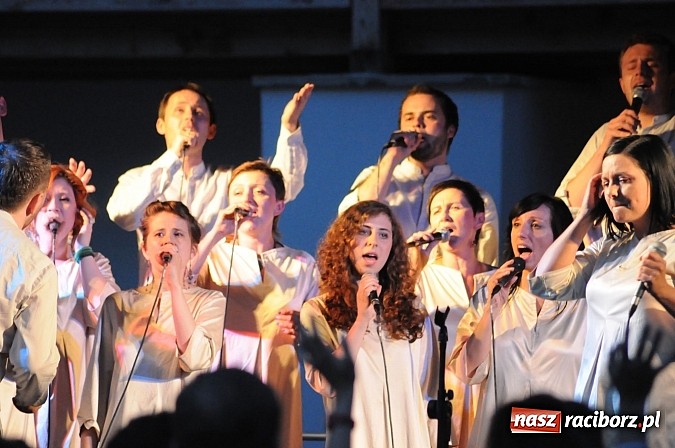 Zdjęcie w galerii na portalu naszraciborz.pl: Mocny początek festiwalu Spotkałem Pana wiadomości z regionu
