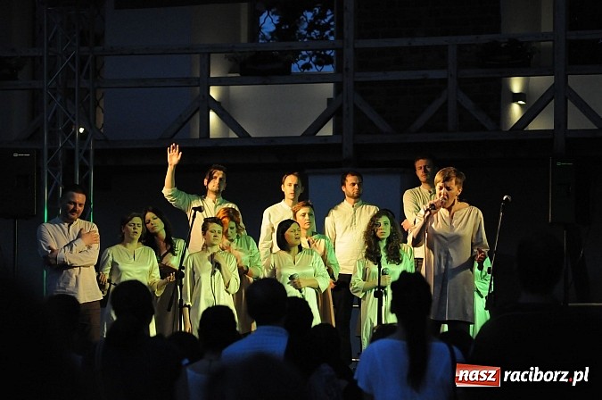 Zdjęcie w galerii na portalu naszraciborz.pl: Mocny początek festiwalu Spotkałem Pana wiadomości z regionu