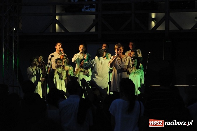 Zdjęcie w galerii na portalu naszraciborz.pl: Mocny początek festiwalu Spotkałem Pana wiadomości z regionu