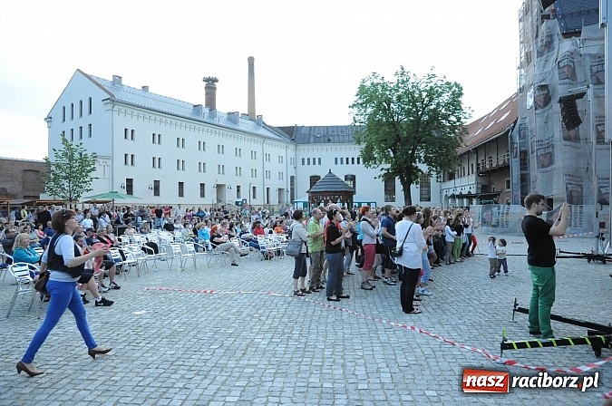 Zdjęcie w galerii na portalu naszraciborz.pl: Mocny początek festiwalu Spotkałem Pana wiadomości z regionu