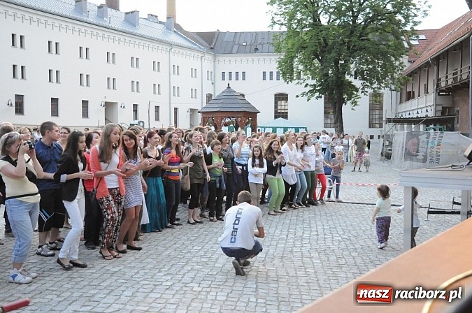 Zdjęcie w galerii na portalu naszraciborz.pl: Mocny początek festiwalu Spotkałem Pana wiadomości z regionu