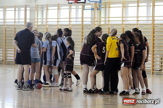 Zdjęcie w galerii na portalu naszraciborz.pl: Adeptki szczypiorniaka grały w Pietrowicach wiadomości z regionu