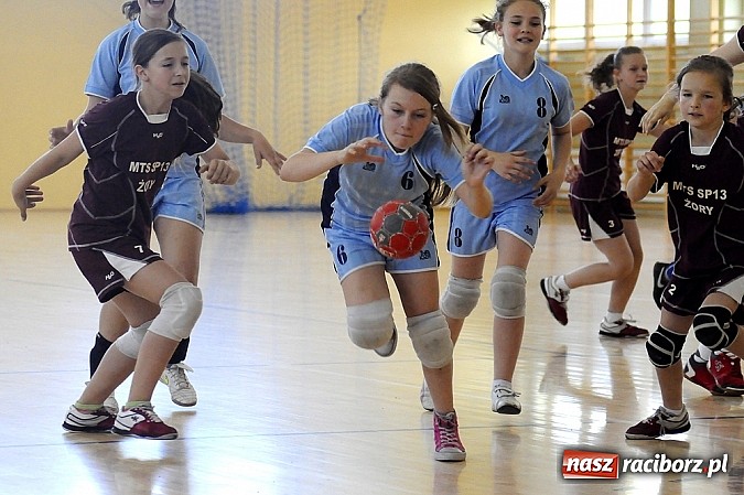 Zdjęcie w galerii na portalu naszraciborz.pl: Adeptki szczypiorniaka grały w Pietrowicach wiadomości z regionu