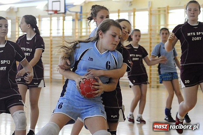 Zdjęcie w galerii na portalu naszraciborz.pl: Adeptki szczypiorniaka grały w Pietrowicach wiadomości z regionu