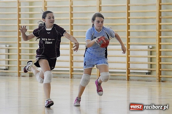 Zdjęcie w galerii na portalu naszraciborz.pl: Adeptki szczypiorniaka grały w Pietrowicach wiadomości z regionu