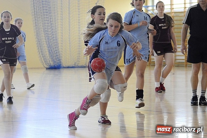 Zdjęcie w galerii na portalu naszraciborz.pl: Adeptki szczypiorniaka grały w Pietrowicach wiadomości z regionu