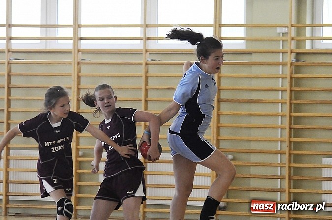 Zdjęcie w galerii na portalu naszraciborz.pl: Adeptki szczypiorniaka grały w Pietrowicach wiadomości z regionu