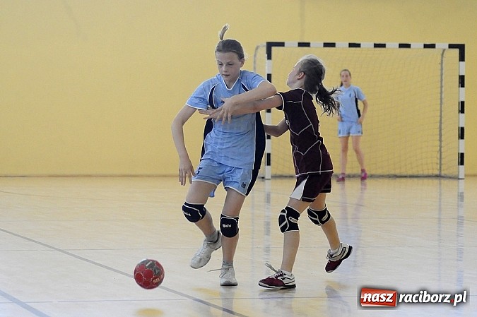 Zdjęcie w galerii na portalu naszraciborz.pl: Adeptki szczypiorniaka grały w Pietrowicach wiadomości z regionu