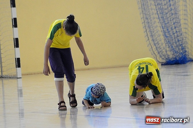 Zdjęcie w galerii na portalu naszraciborz.pl: Adeptki szczypiorniaka grały w Pietrowicach wiadomości z regionu