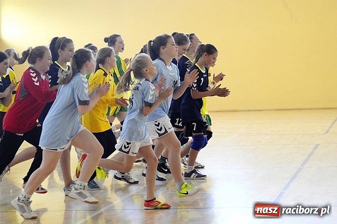 Zdjęcie w galerii na portalu naszraciborz.pl: Adeptki szczypiorniaka grały w Pietrowicach wiadomości z regionu