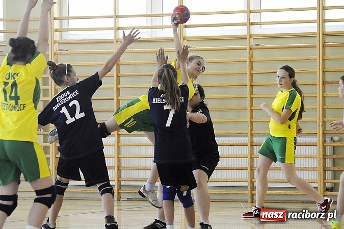 Zdjęcie w galerii na portalu naszraciborz.pl: Adeptki szczypiorniaka grały w Pietrowicach wiadomości z regionu
