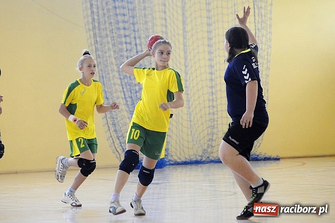 Zdjęcie w galerii na portalu naszraciborz.pl: Adeptki szczypiorniaka grały w Pietrowicach wiadomości z regionu