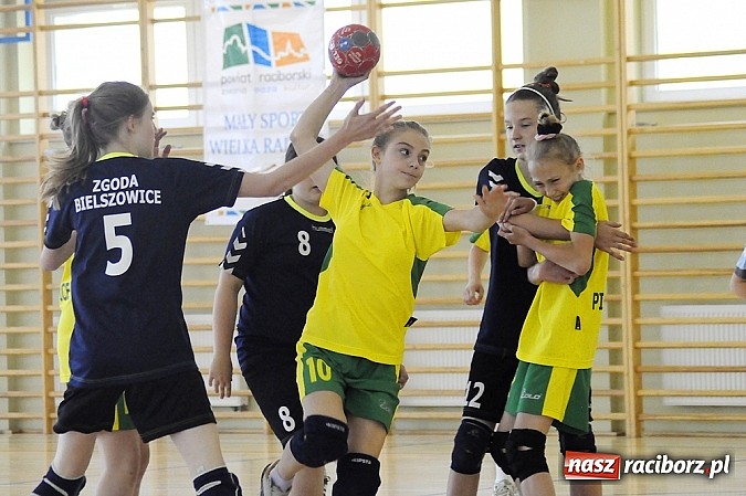 Zdjęcie w galerii na portalu naszraciborz.pl: Adeptki szczypiorniaka grały w Pietrowicach wiadomości z regionu