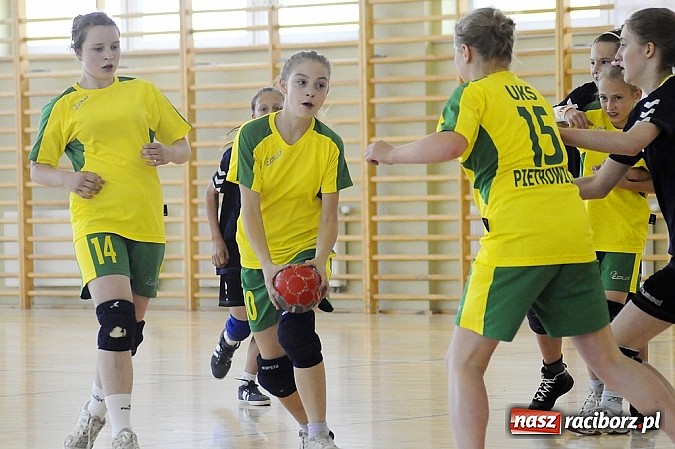 Zdjęcie w galerii na portalu naszraciborz.pl: Adeptki szczypiorniaka grały w Pietrowicach wiadomości z regionu
