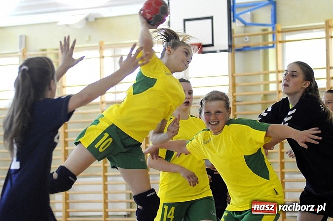 Zdjęcie w galerii na portalu naszraciborz.pl: Adeptki szczypiorniaka grały w Pietrowicach wiadomości z regionu