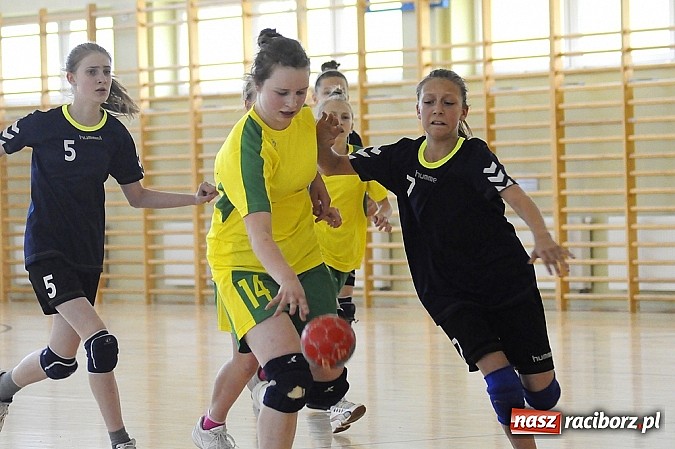 Zdjęcie w galerii na portalu naszraciborz.pl: Adeptki szczypiorniaka grały w Pietrowicach wiadomości z regionu