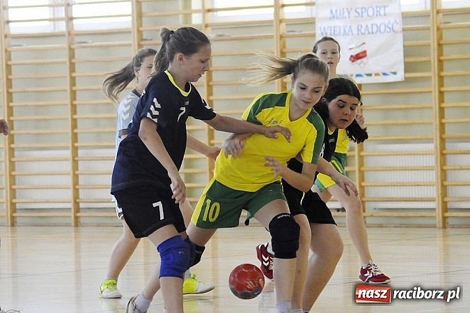 Zdjęcie w galerii na portalu naszraciborz.pl: Adeptki szczypiorniaka grały w Pietrowicach wiadomości z regionu