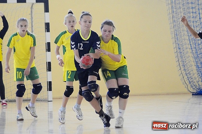 Zdjęcie w galerii na portalu naszraciborz.pl: Adeptki szczypiorniaka grały w Pietrowicach wiadomości z regionu