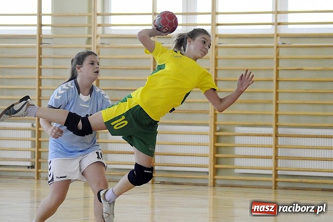 Zdjęcie w galerii na portalu naszraciborz.pl: Adeptki szczypiorniaka grały w Pietrowicach wiadomości z regionu