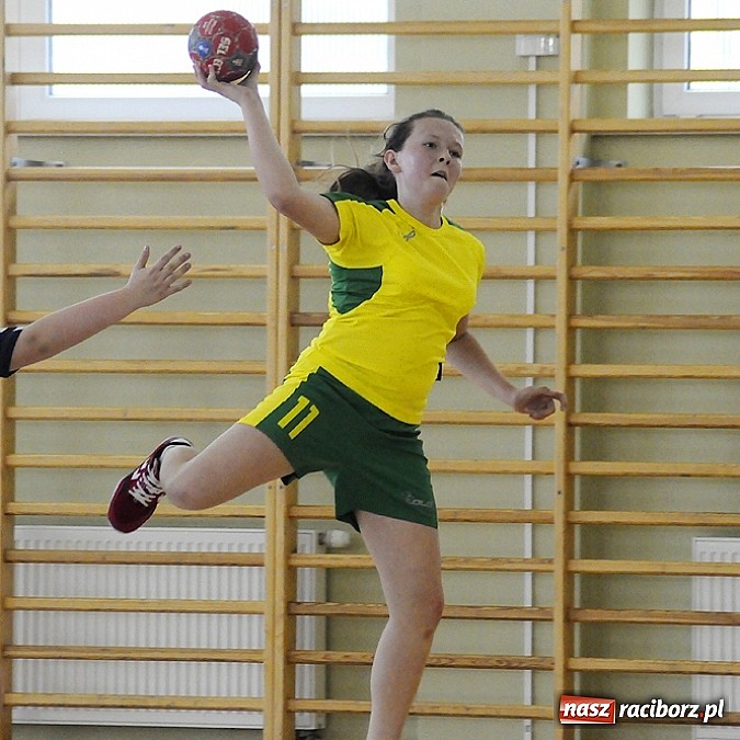 Zdjęcie w galerii na portalu naszraciborz.pl: Adeptki szczypiorniaka grały w Pietrowicach wiadomości z regionu