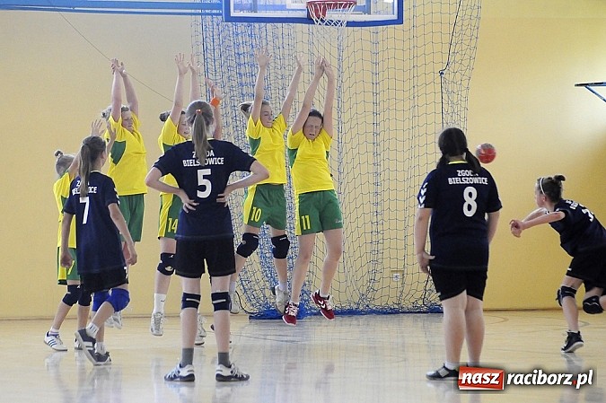 Zdjęcie w galerii na portalu naszraciborz.pl: Adeptki szczypiorniaka grały w Pietrowicach wiadomości z regionu