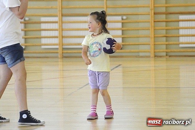 Zdjęcie w galerii na portalu naszraciborz.pl: Adeptki szczypiorniaka grały w Pietrowicach wiadomości z regionu