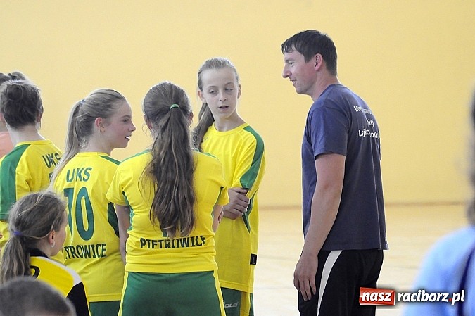 Zdjęcie w galerii na portalu naszraciborz.pl: Adeptki szczypiorniaka grały w Pietrowicach wiadomości z regionu