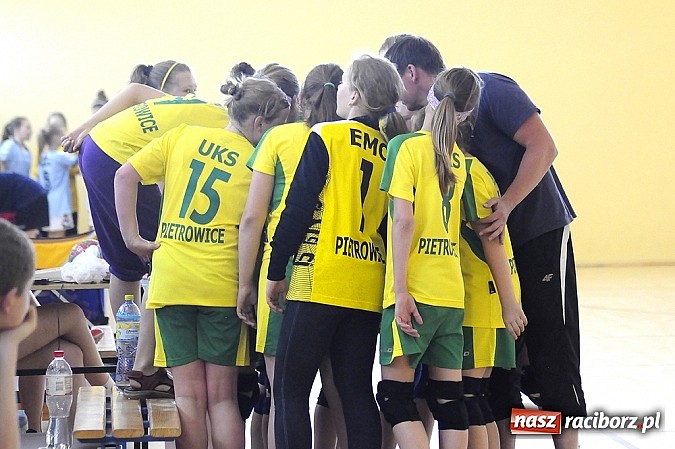 Zdjęcie w galerii na portalu naszraciborz.pl: Adeptki szczypiorniaka grały w Pietrowicach wiadomości z regionu