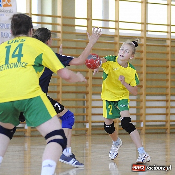 Zdjęcie w galerii na portalu naszraciborz.pl: Adeptki szczypiorniaka grały w Pietrowicach wiadomości z regionu