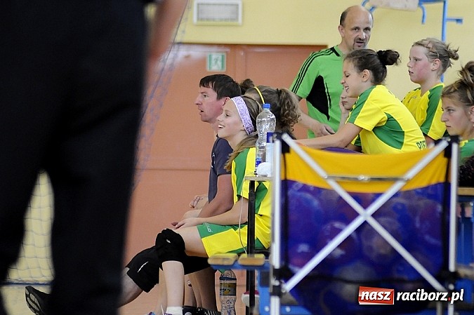 Zdjęcie w galerii na portalu naszraciborz.pl: Adeptki szczypiorniaka grały w Pietrowicach wiadomości z regionu