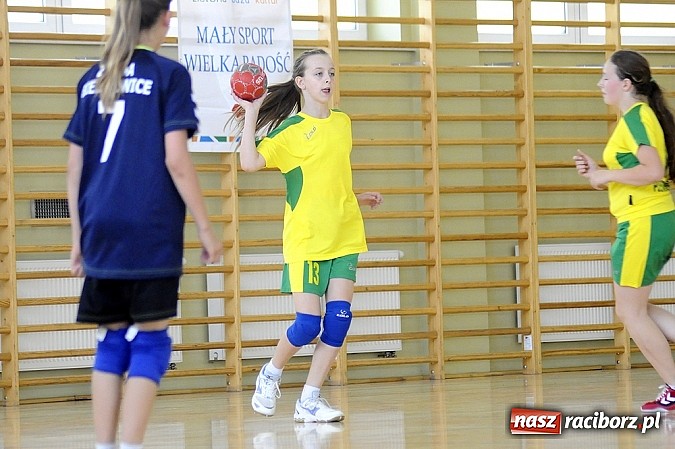 Zdjęcie w galerii na portalu naszraciborz.pl: Adeptki szczypiorniaka grały w Pietrowicach wiadomości z regionu